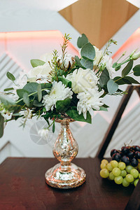 白色花朵束的近视金花瓶中的白花束与图片