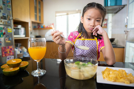 小亚洲女孩无味吃食物图片