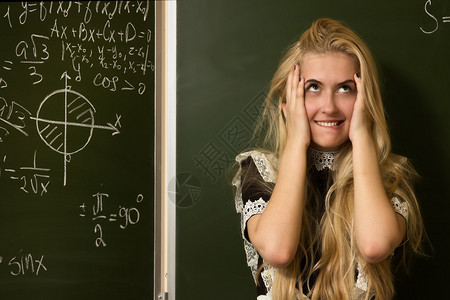 数学课程中女生的数学课图片