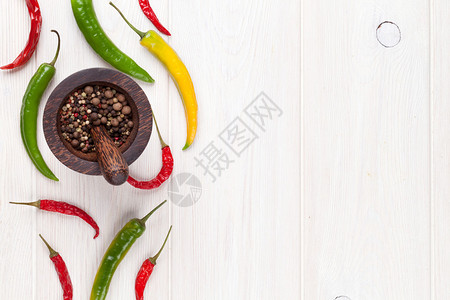 白色木制桌上的多彩辣椒和胡椒玉米顶视图图片