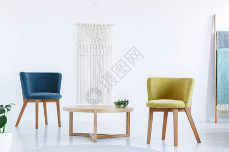 蓝色和绿色椅子之间的木制桌椅在室内图片