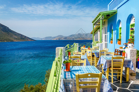希腊蓝色阳台的典型希腊餐厅俯冲海高清图片