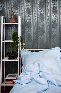 室内舒适卧室双床和浅蓝色床单枕头和装有图片