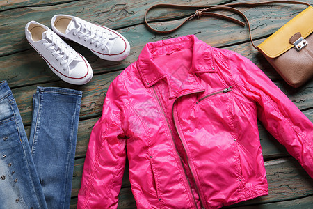 粉红夹克和白鞋图片