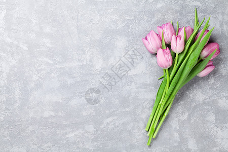 石头桌上的粉红色鲜花顶视图图片