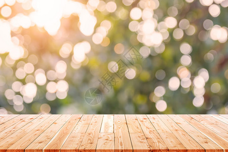 阳光照耀的木桌顶端是闪亮的背景图片