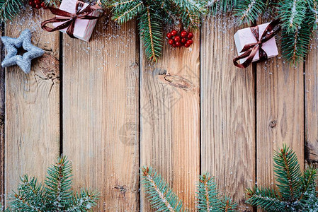木制圣诞背景和小圣诞礼物俯视图图片