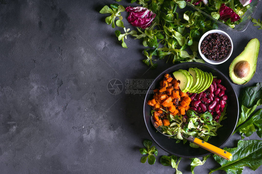 新鲜的藜麦有机蔬菜沙拉在混凝土质朴的背景下的碗里藜麦超级食品概念清洁健康的排毒饮食素食素食制作健康沙拉文本的图片