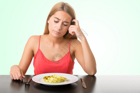 女在食物中的概念形象在绿色背景图片