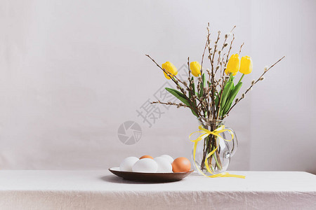 粘土中的节日复活节彩蛋盘着一个花瓶图片