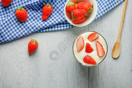 健康的草莓酸奶美味的新鲜红草莓和奶油或奶油酸奶图片