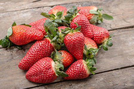 新鲜成熟的草莓图片