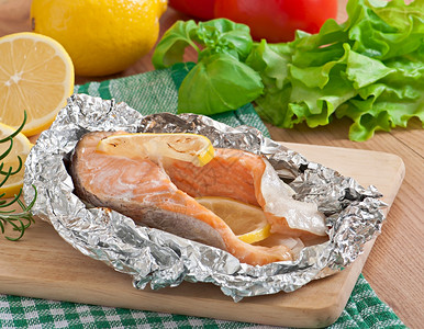 锡箔纸烤三文鱼配柠檬和洋葱图片