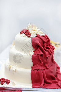 奶油色和深红色的婚礼蛋糕图片