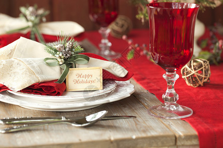 质朴的木桌上优雅的选择焦点圣诞用餐场景图片