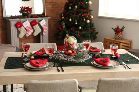 在客厅装饰圣诞的美丽桌布图片