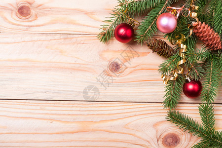 圆形树枝的角框有圣诞装饰品在图片