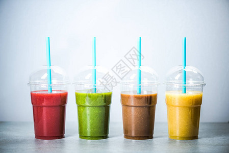 四种颜色的健康饮食冰沙图片