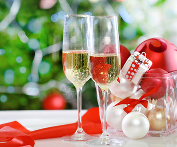 圣诞节圣诞树前的香槟和圣诞装饰玻璃杯图片