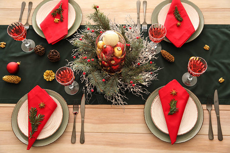 圣诞晚餐的美丽餐桌布置图片