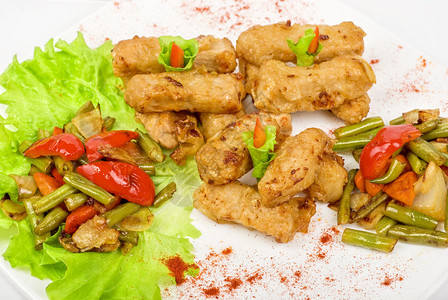 东方沙拉配辣鸡肉和烤蔬菜图片