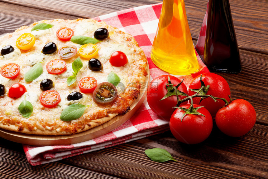 意大利披萨配奶酪西红柿橄榄和木图片