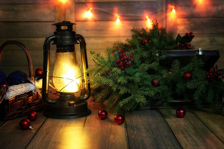 用球装饰的圣诞树枝的组合物带有燃烧蜡烛的复古灯和装图片