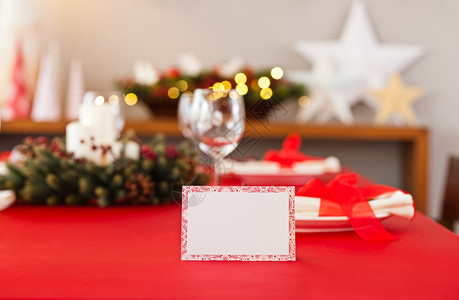 带有名牌的红色圣诞餐桌布置图片