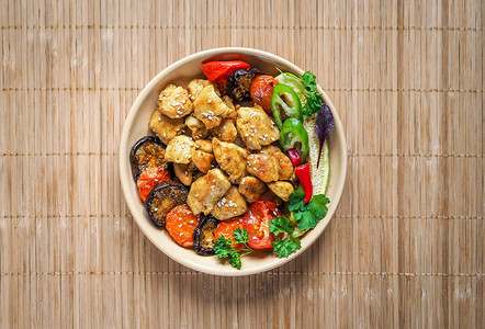 竹餐巾上的蔬菜和香菇鸡肉菜图片
