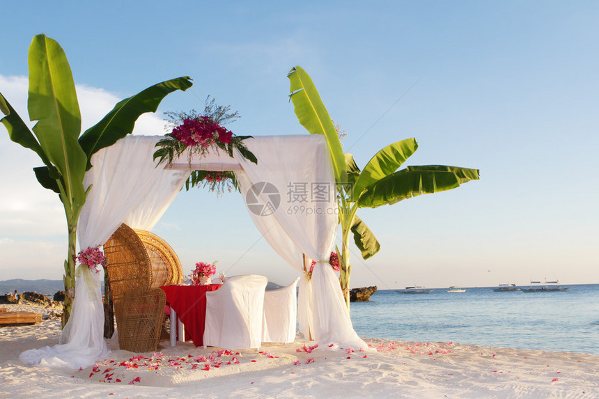 婚礼桌和热带海滩上的鲜花图片