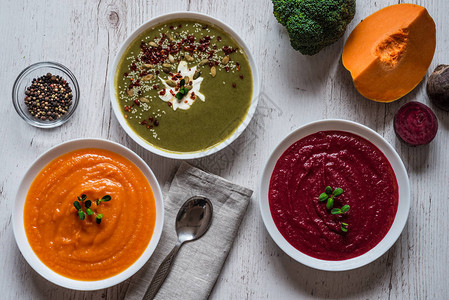 不同的素食五颜六色的蔬菜奶油汤和配料健康饮食节食素食厨图片