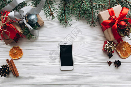 圣诞装饰礼品肉桂棒用白木背景配松树图片