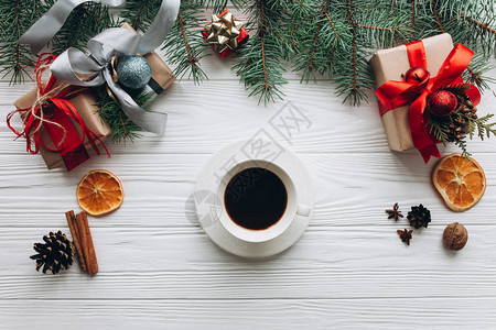 圣诞装饰礼品肉桂棒和咖啡杯白木本图片