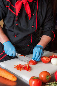 厨师用刀切菜图片