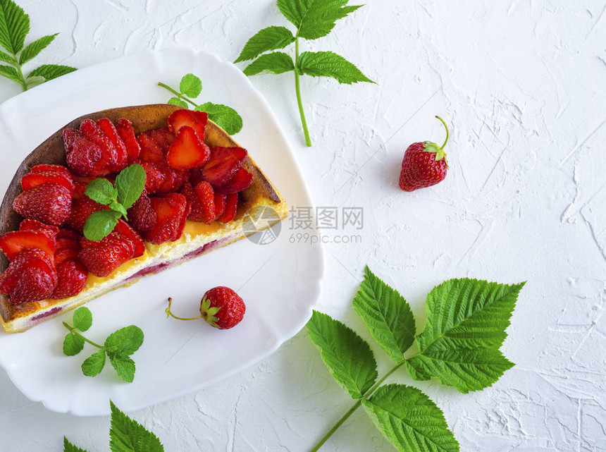 半芝士蛋糕和新鲜草莓在白方盘白桌图片