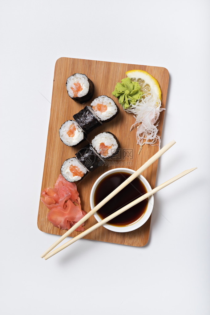 木盘上的三文鱼寿司图片