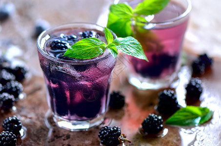 Bramble或黑莓凉的夏季饮料图片
