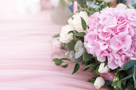 原始的婚礼植物区系特写婚礼花束辅以玫瑰霍滕西亚玫瑰和绿色植物花卉图片