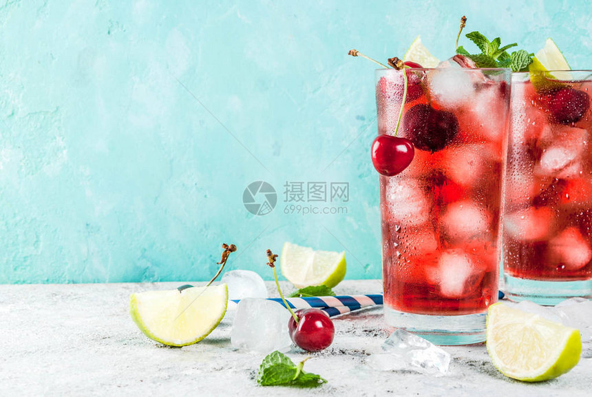 夏季冰淇淋饮料樱桃可乐柠檬汁或高玻璃的莫吉托鸡尾酒图片