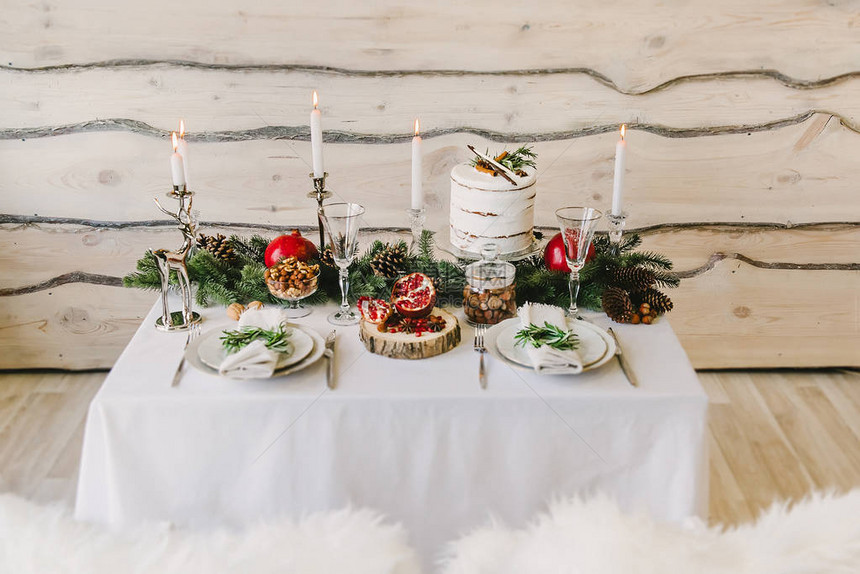 为一对夫妇晚餐的构成一个不寻常的蛋糕蜡烛高眼镜和圆图片