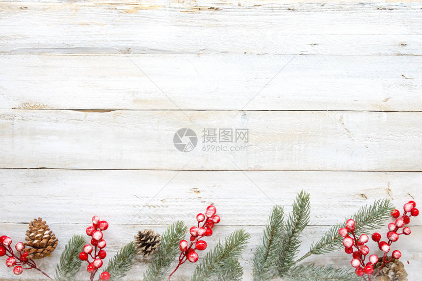 圣诞节背景圣诞节装饰元素和装饰质朴的白色木桌上的雪花具有边框和复制空间设计的创意平面布局图片
