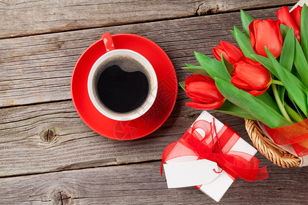 红色郁金香咖啡杯和情人节礼物盒放图片