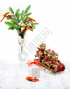 白色装饰高脚杯中的圣诞树白色礼盒雪橇上的红色和玩具熊复古白色桌子图片