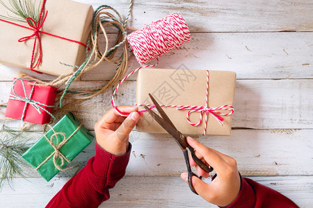 女孩手包装圣诞礼物和礼物工艺和手工制作的礼品盒创意平躺图片