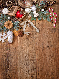木制背景上的圣诞装饰品和礼物垂直图片