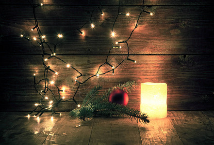 木制上的圣诞装饰品和灯图片