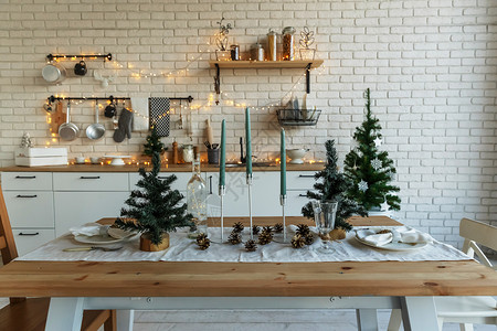 2018年新和圣诞节圣诞装饰品中的节日蜡烛树枝木图片