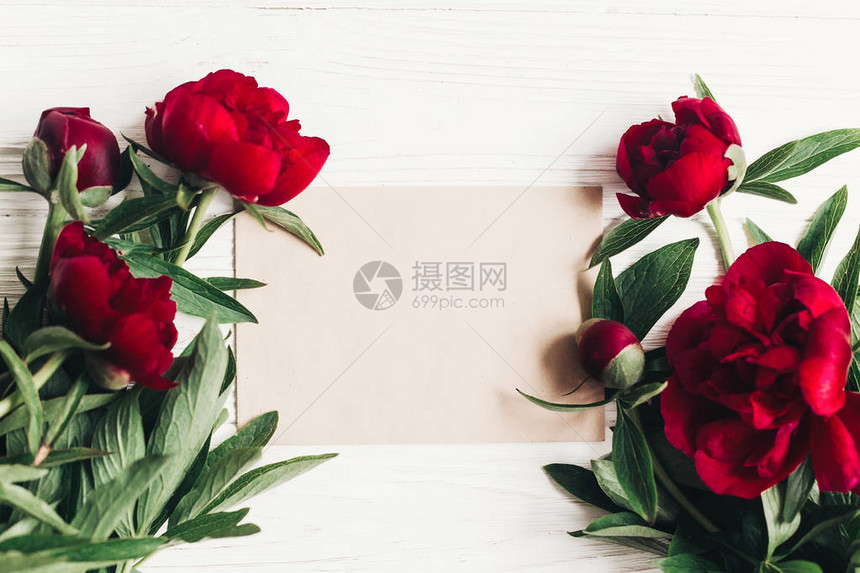 美丽的红色花束和手工艺纸卡图片