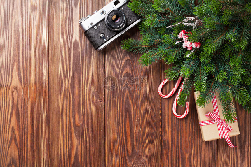 圣诞树枝礼品和木制图片