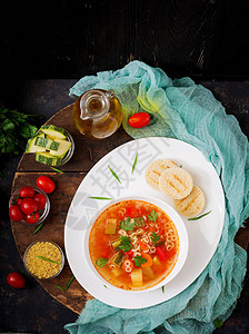 浅度季节蔬菜汤面食在黑桌面上背景图片